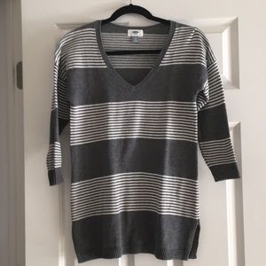Cotton v neck knit sweater, grey/white stripes